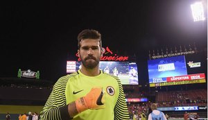 Goleiro Alisson negocia renovação de contrato com a Roma