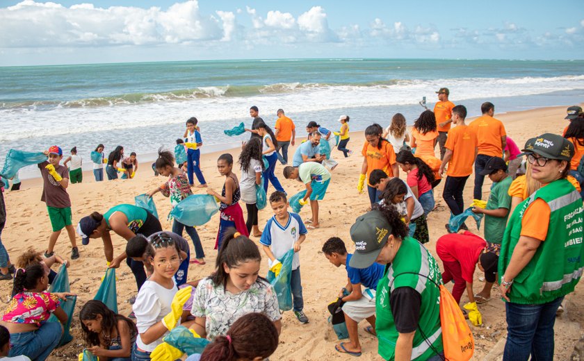 Mais de 80 quilos de lixo são recolhidos na praia de Cruz das Almas