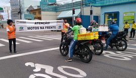 Motociclistas recebem orientação sobre uso da faixa de parada na Fernandes Lima