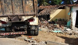 Três pessoas ficam feridas após caçamba bater em residência