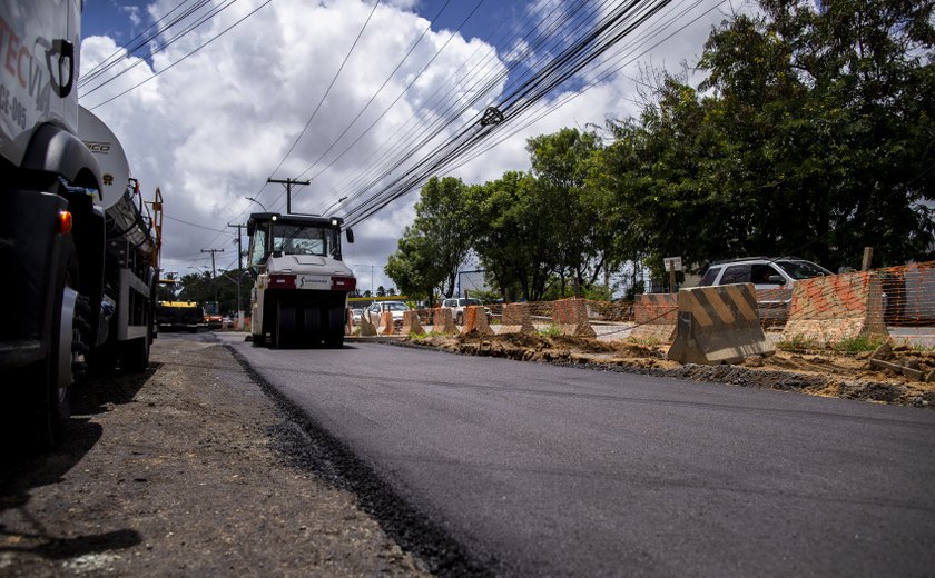 Trecho da Avenida Durval de Góes Monteiro, sentido centro, recebe pavimentação