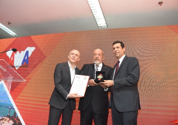 Presidente da Fiea recebe Comenda Graciliano Ramos