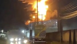 Defesa Civil de Maceió interdita parcialmente galpão de fábrica de plástico atingido por incêndio