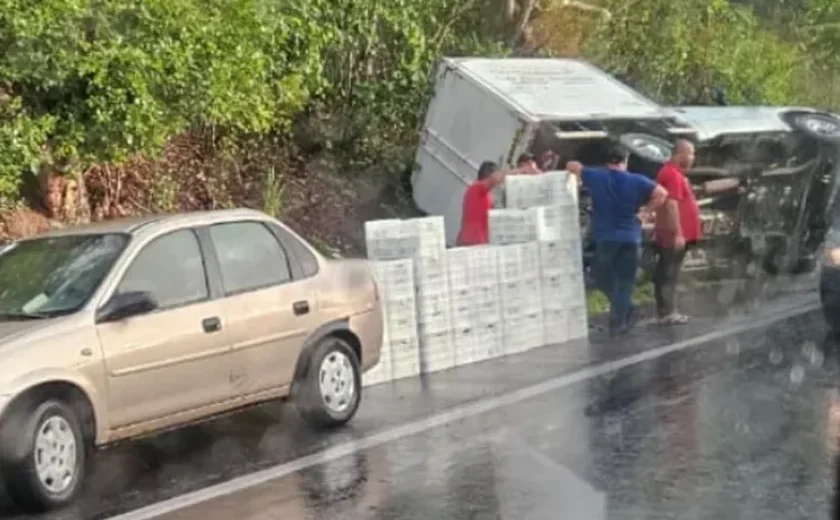 Caminhão com carga de queijo tomba na BR-316 em Satuba
