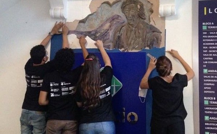Alunos acham imagem sacra escondida sob reboco em patrimônio histórico de Fortaleza