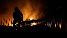 Na Califórnia, incêndio florestal deixa bombeiros mortos e provoca fuga de moradores