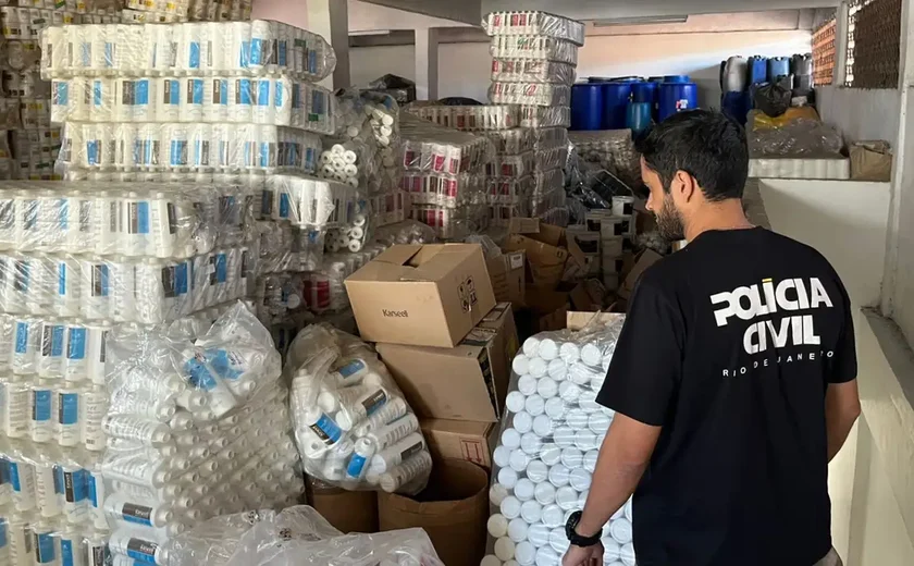 Polícia fecha duas fábricas clandestinas de cosméticos no Rio