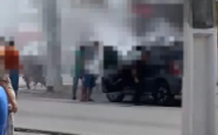 Princípio de incêndio atinge carro no bairro Ouro Preto, em Arapiraca
