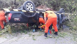 Acidente na AL-101 Norte entre moto e Hilux termina em capotamento