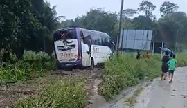 Chuva: ônibus sai de pista e vai parar no acostamento às margens da AL-110
