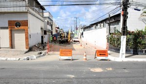 Casal e Sanama interditam rua para obra de esgoto no Antares