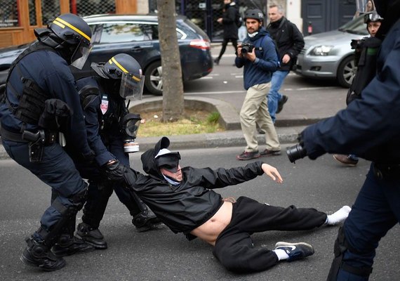Presidente recém-eleito enfrenta primeiro protesto contra reformas em Paris