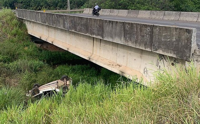 Mulher fica ferida após capotamento na Barra de São Miguel