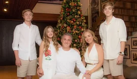 Luciano Huck e Angélica celebram Natal com retrato de família
