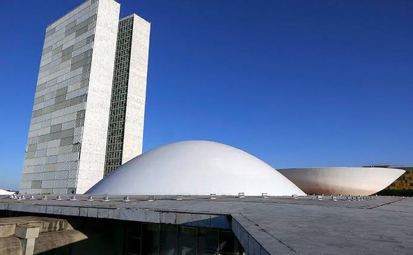 Congresso adia apreciação de vetos sobre fake news e ferrovias