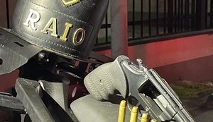 Polícia Militar prende dupla por porte ilegal de arma de fogo em Maceió