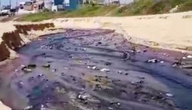 Moradores denunciam esgotos que deságuam no mar da capital alagoana