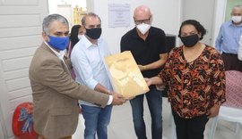 Governo de Alagoas entrega coleções do jornal Correio da Pedra em Delmiro Gouveia