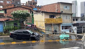 Carro colide com poste na Leste-Oeste e mobiliza equipes de resgate na Mangabeiras