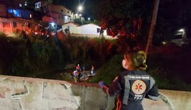Motociclista perde equilíbrio da moto e cai em vala na Pitaguinha, em Maceió