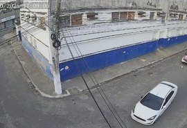 Vídeo: dupla é presa após roubo de veículo e perseguição policial no Centro de Maceió