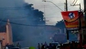 Barraca de fogos de artifício pega fogo e deixa uma pessoa ferida