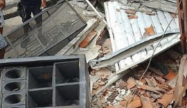 Trio elétrico perde freio e desce de ré destruindo muro de residência