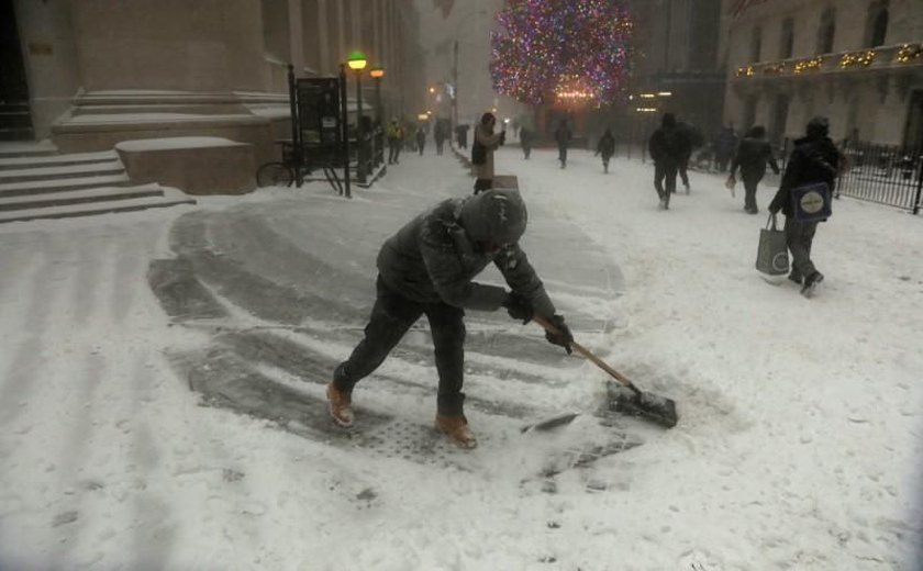 Forte tempestade de neve atinge nordeste dos EUA e interrompe viagens