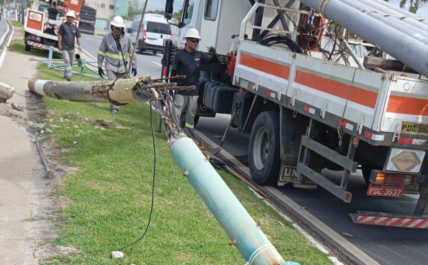 Postes de concreto da Praia da Avenida são substituídos por equipamentos em fibra de vidro