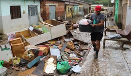 Destruição: moradores tentam salvar o que restou após enchentes em cidades ribeirinhas