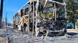 Ônibus é destruído por incêndio na Avenida Fernandes Lima