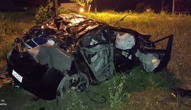 Homem é arremessado de carro em movimento após capotar e morre