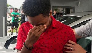 Estudante caminha a noite inteira para chegar ao trabalho e ganha carro do diretor