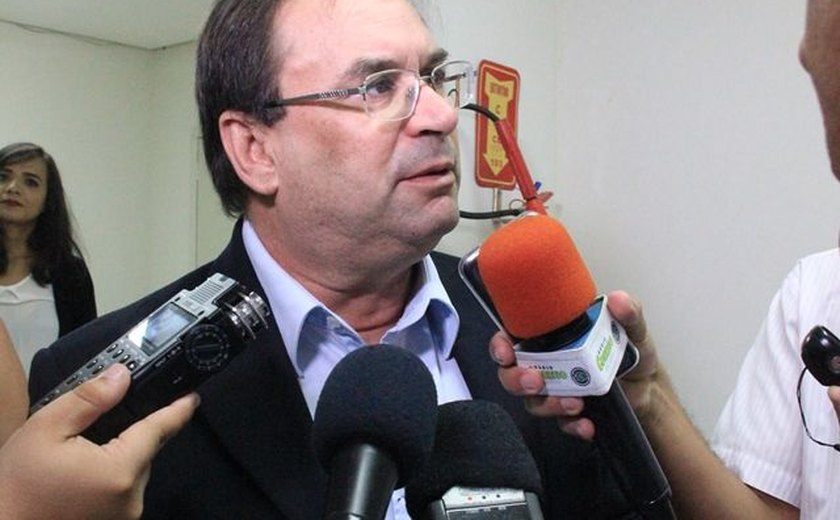 Luciano Barbosa não assumiu Governo de Alagoas para tirar férias