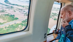 Lula sobrevoa área atingida pelas enchentes no Rio Grande do Sul