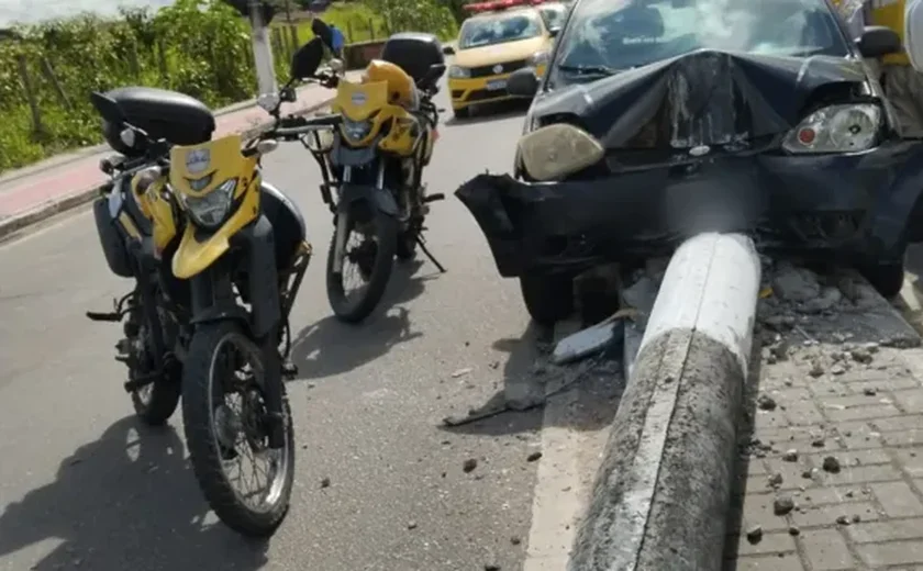 Mulher perde controle de carro e colide em poste na Avenida Cachoeira do Meirim