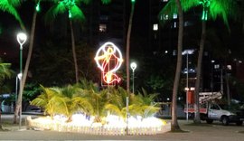 Painel em praça vira símbolo de fé contra a Covid-19