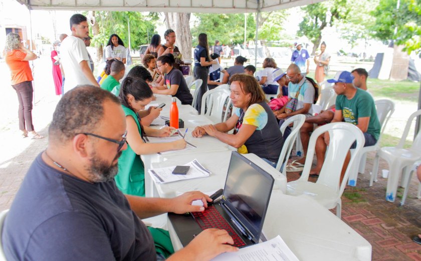 Alurb realiza ação com pessoas em situação de rua na Praça Sinimbu