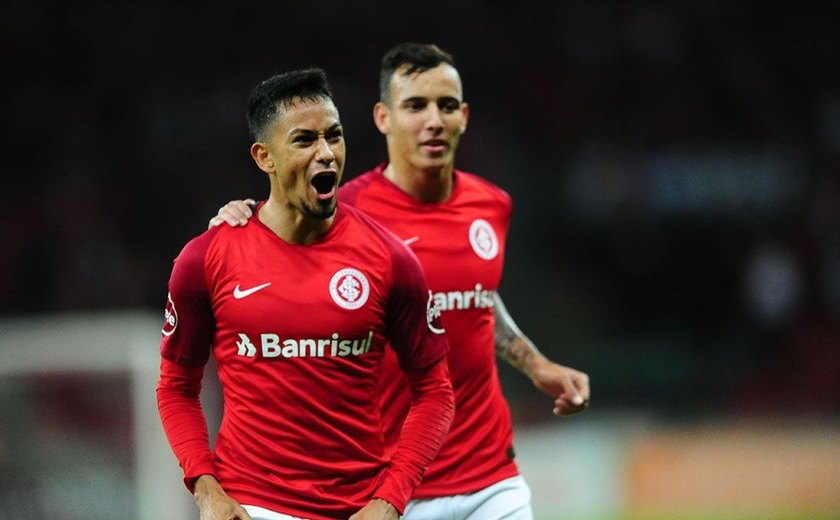 Internacional quebra jejum de gols e derrota Chapecoense no Beira-Rio
