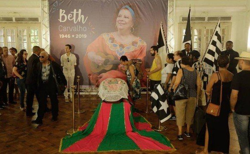 Beth Carvalho é velada ao som de sucessos e homenagens