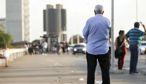 Aposentados seguem no mercado de trabalho para complementar renda