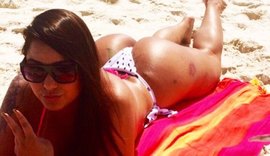 Mulher Melancia fotografa para marca de jeans, mas calça 'trava' no quadril