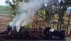 Carreta tomba na BR-104 em local conhecido como 'Curva da Melancia''