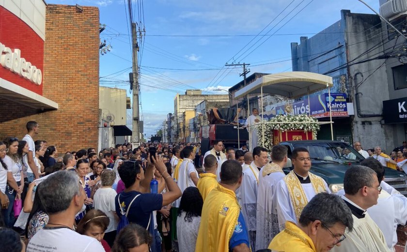 “A nossa marcha é com Jesus vivo entre nós”, expressa Dom Beto Breis na Procissão de Corpus Christi