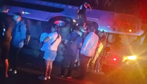 Ônibus interestadual com 20 passageiros tomba na Serra das Pias, em Palmeira dos Índios