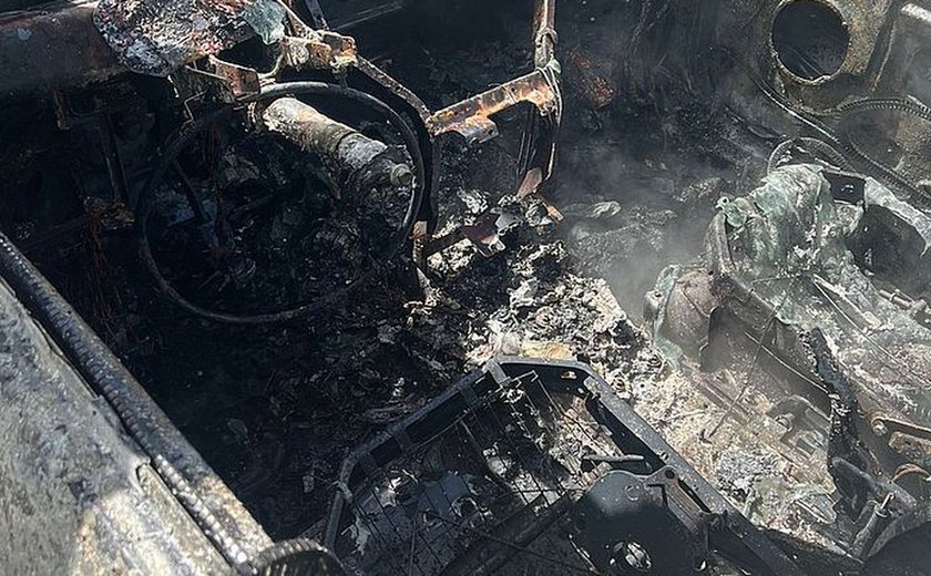 Incêndio deixa carro completamente destruído no Benedito Bentes