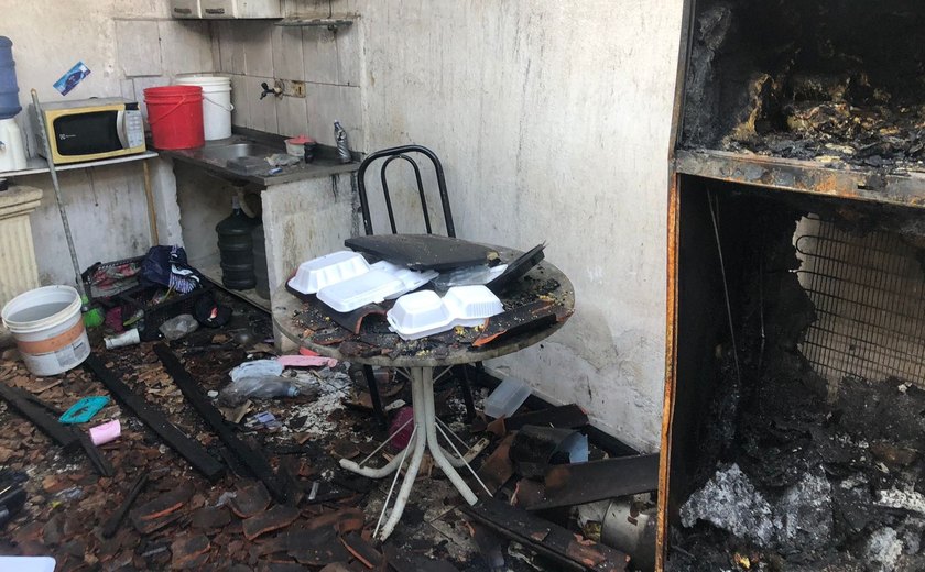 Residência no Feitosa fica destruída após incêndio