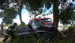 São Miguel dos Campos: mulher de 35 anos perde controle de carro, bate em árvore e morre