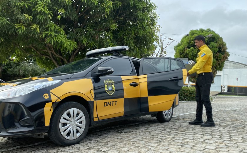 DMTT realiza entrega domiciliar de placas perdidas durante as chuvas em Maceió
