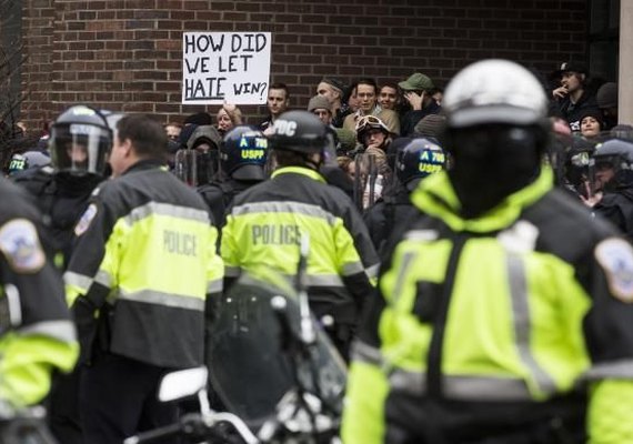 Polícia prende manifestantes que protestavam contra Trump em Washington